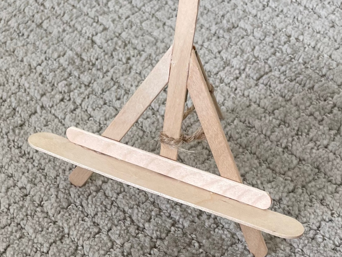 Easy Popsicle Stick Easel